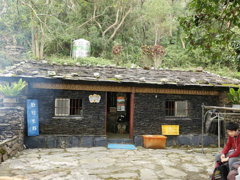 D6-01石板屋正面